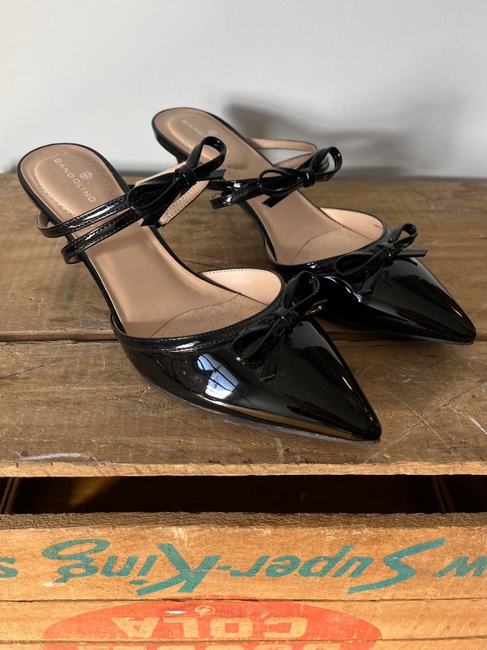 NWT bow strap pointed toe mules in patent faux leather kitten heels - Size 9